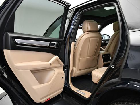 Used 2022 Porsche Cayenne Platinum Edition image 42