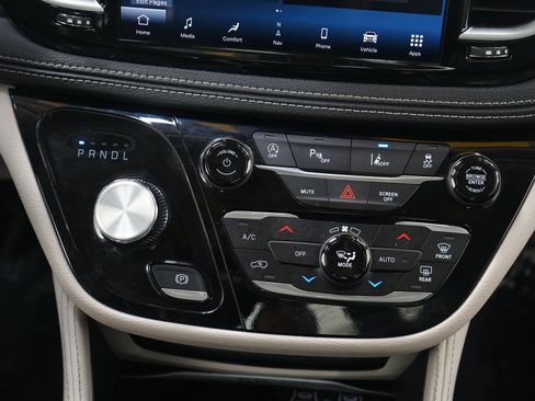Used 2024 Chrysler Pacifica Limited FWD image 17