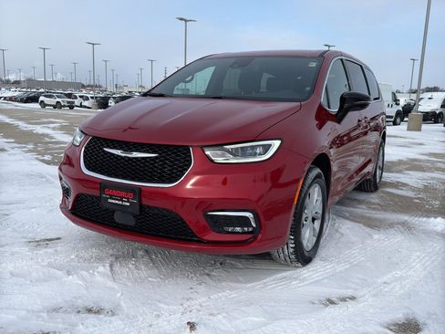 New 2026 Chrysler Pacifica Select image 2