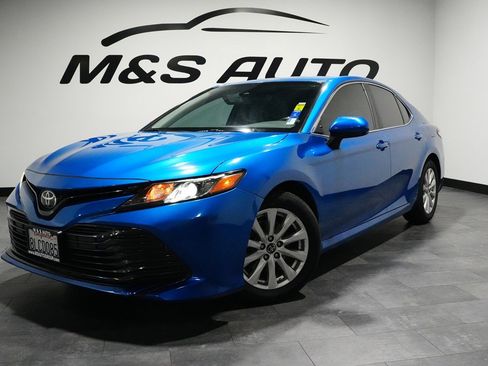 Used 2019 Toyota Camry LE image 2