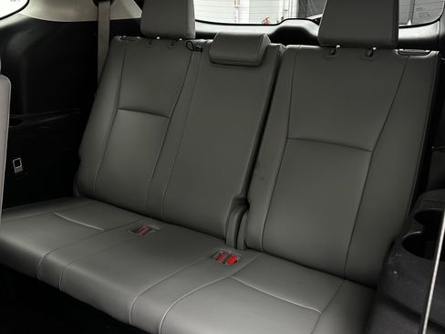 Used 2023 Toyota Highlander Limited image 32