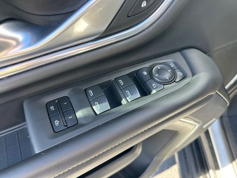 Used 2022 GMC Yukon XL SLT w/ SLT Premium Package image 19