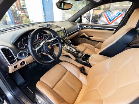 Used 2016 Porsche Cayenne w/ Premium Package image 18
