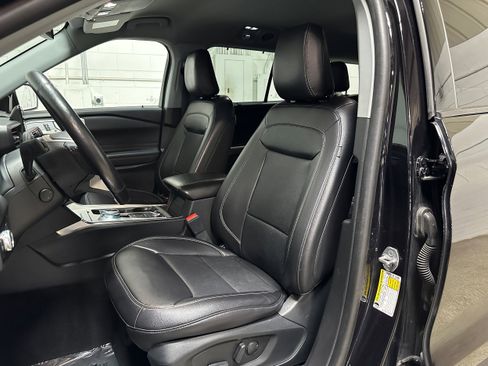 Certified 2023 Ford Explorer Limited w/ Equipment Group 301A AWD/4WD image 9