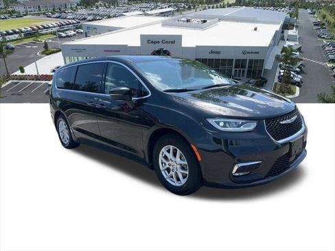 Certified 2023 Chrysler Pacifica Touring-L FWD image 10