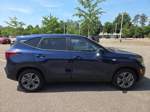 Used 2026 Kia Seltos LX FWD image 2