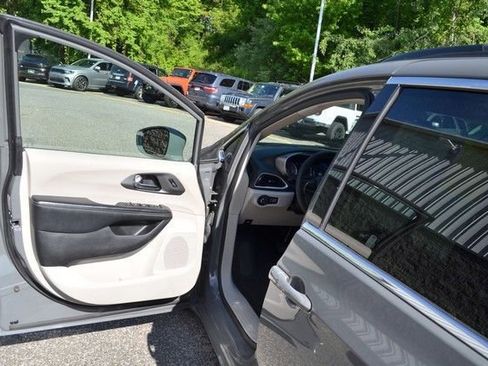 Used 2022 Chrysler Pacifica Touring-L FWD image 14