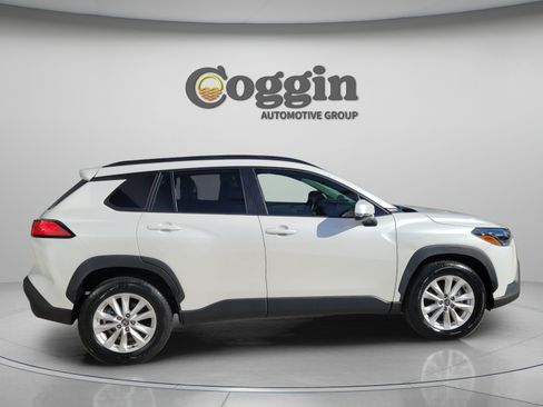 Used 2022 Toyota Corolla Cross LE FWD image 4