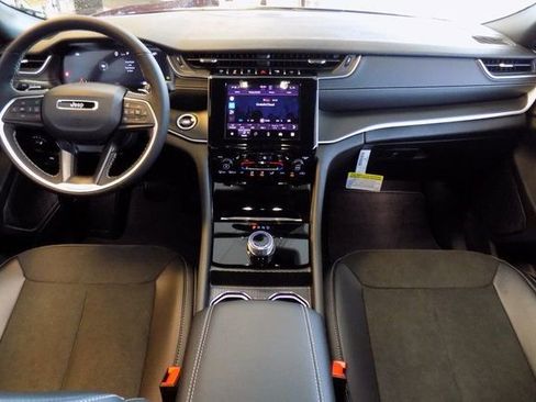 New 2025 Jeep Grand Cherokee Altitude image 13