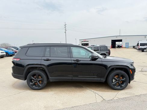 Used 2024 Jeep Grand Cherokee L Limited w/ Black Appearance Package AWD/4WD image 2
