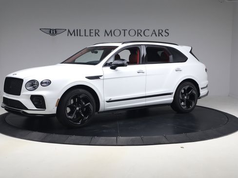 Used 2023 Bentley Bentayga image 2