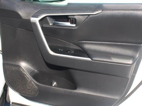 Used 2020 Toyota RAV4 XLE w/ Carpet Mat Package FWD image 18