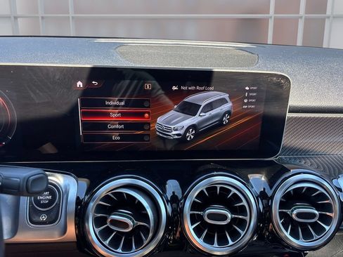 Used 2021 Mercedes-Benz GLB 250 4MATIC image 24