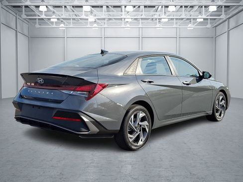 Certified 2025 Hyundai Elantra Sport FWD image 6