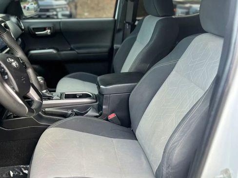 Used 2022 Toyota Tacoma TRD Sport AWD/4WD image 11