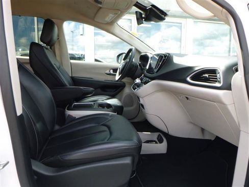 Used 2023 Chrysler Pacifica Touring-L FWD image 10
