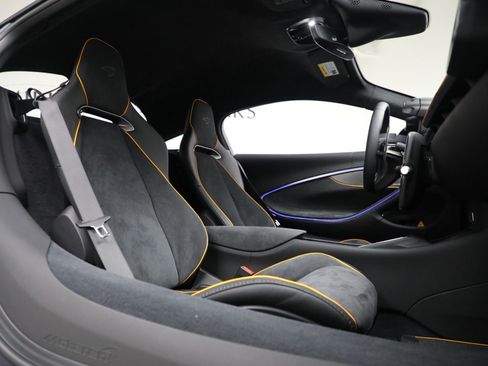 Used 2024 McLaren Artura RWD image 25