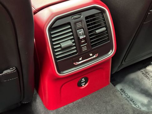 Certified 2025 Porsche Macan image 15