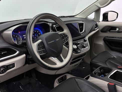 Used 2017 Chrysler Pacifica Limited image 10