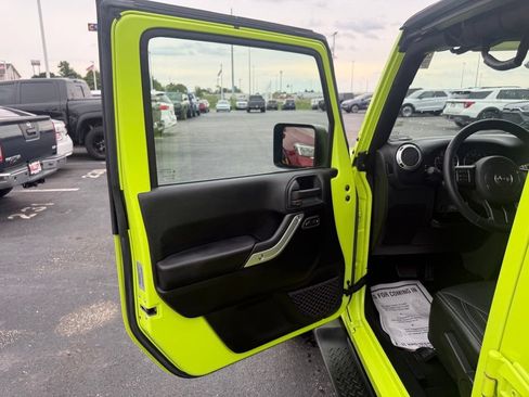 Used 2017 Jeep Wrangler Unlimited Sahara w/ Dual Top Group AWD/4WD image 16