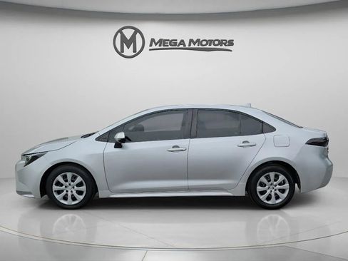 Used 2021 Toyota Corolla LE FWD image 3