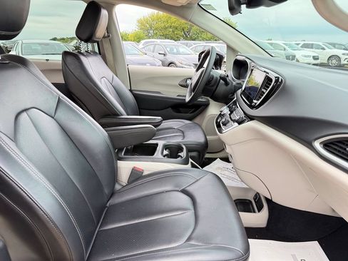 Used 2024 Chrysler Pacifica Touring-L FWD image 42