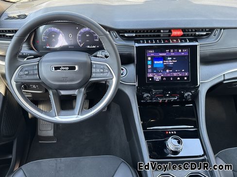 Used 2025 Jeep Grand Cherokee L Altitude image 30