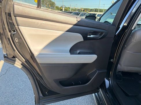 Used 2022 Toyota Highlander XLE AWD/4WD image 16