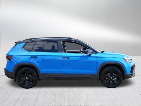 Certified 2025 Volkswagen Taos SE AWD/4WD image 8