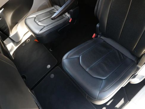 Used 2019 Chrysler Pacifica Touring-L FWD image 12