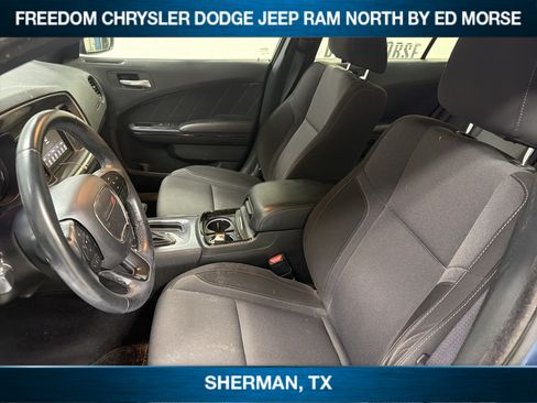 Used 2020 Dodge Charger SXT w/ Blacktop Package RWD image 3