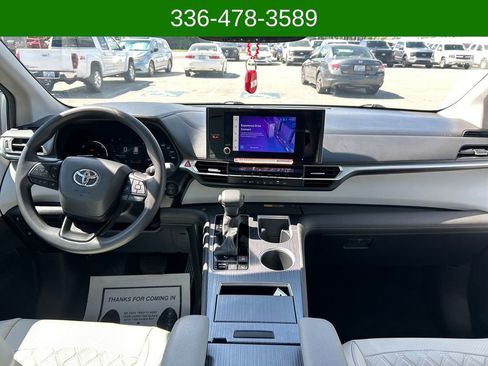 Used 2025 Toyota Sienna LE w/ LE Plus Package FWD image 12