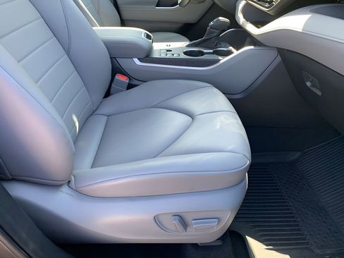 Used 2023 Toyota Highlander XLE image 17