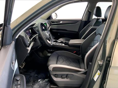 Used 2024 Volkswagen Atlas Peak Edition SE image 18