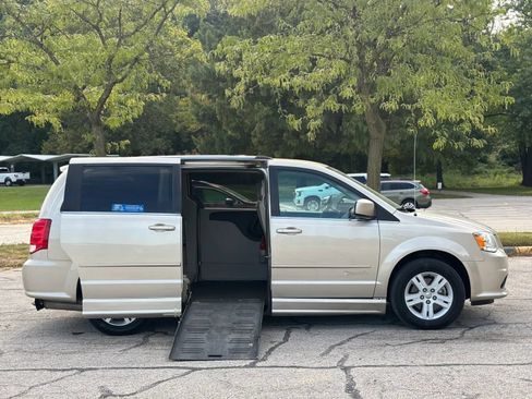 Used 2013 Dodge Grand Caravan Crew FWD image 14
