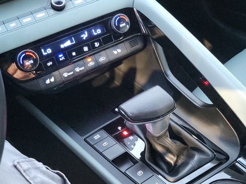 Certified 2025 Hyundai Elantra Limited image 13