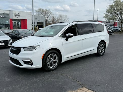 Used 2023 Chrysler Pacifica Limited FWD image 3