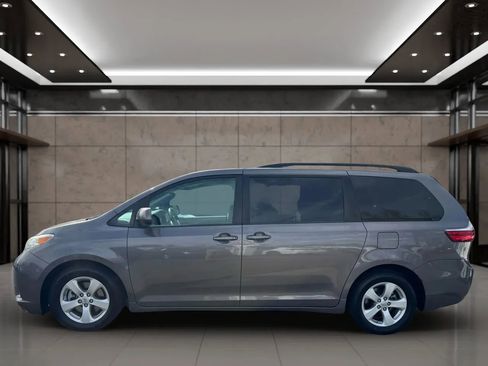 Used 2015 Toyota Sienna LE image 3