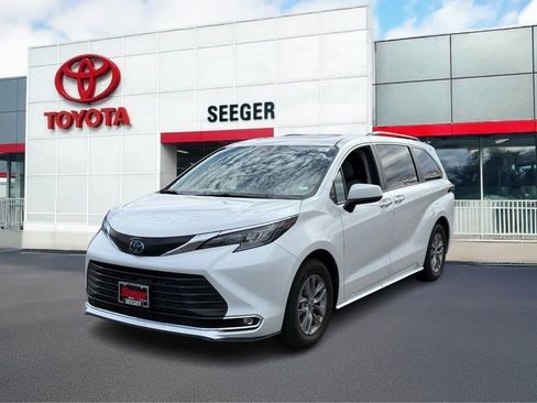 Used 2024 Toyota Sienna XLE image 9