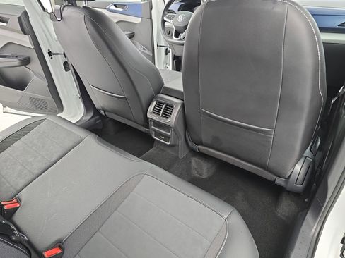 Certified 2023 Volkswagen Taos SE w/ Panoramic Sunroof Package image 11