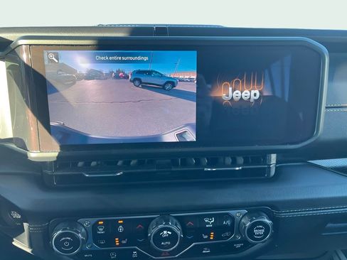 Used 2024 Jeep Gladiator Sport w/ Premium Package AWD/4WD image 25