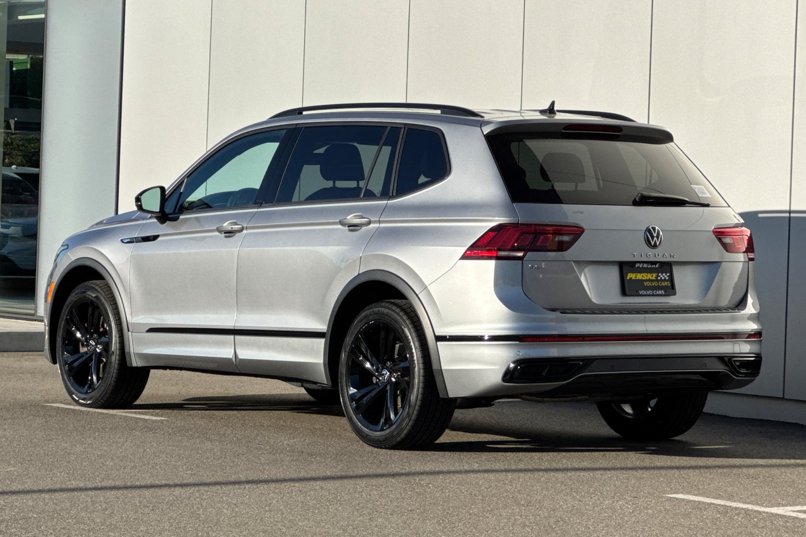 Used 2023 Volkswagen Tiguan SE R-Line FWD image 3