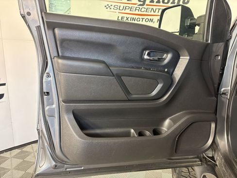 Used 2018 Nissan Titan SV w/ SV Convenience Package image 8
