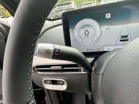 New 2025 Genesis GV60 Advanced image 32