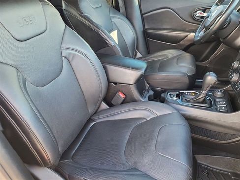 Used 2019 Jeep Cherokee Limited image 16