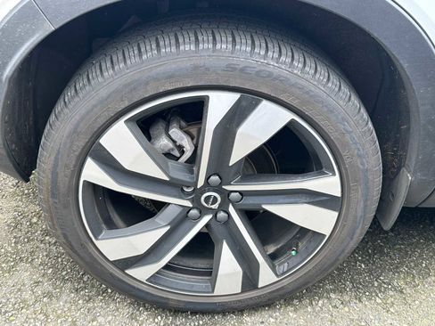 Used 2024 Volvo XC40 B5 Ultimate w/ Protection Package Premier image 8