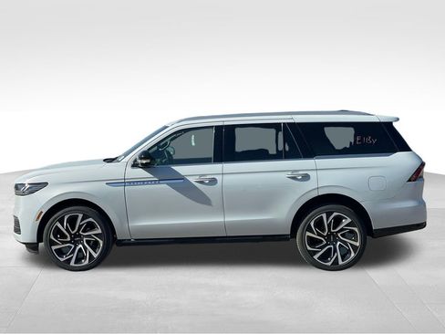 New 2026 Lincoln Navigator Reserve AWD/4WD image 2