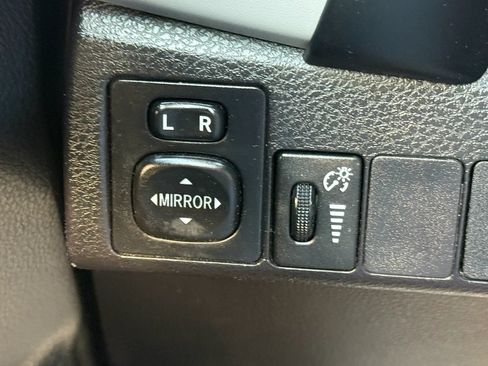 Used 2018 Toyota Corolla LE FWD image 27