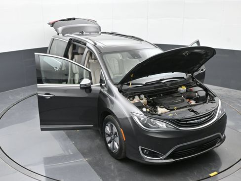 Used 2018 Chrysler Pacifica Limited w/ Advanced Safetytec Group FWD image 47