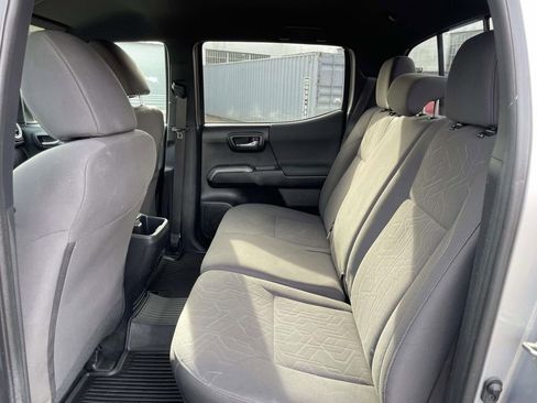 Used 2018 Toyota Tacoma TRD Sport image 11